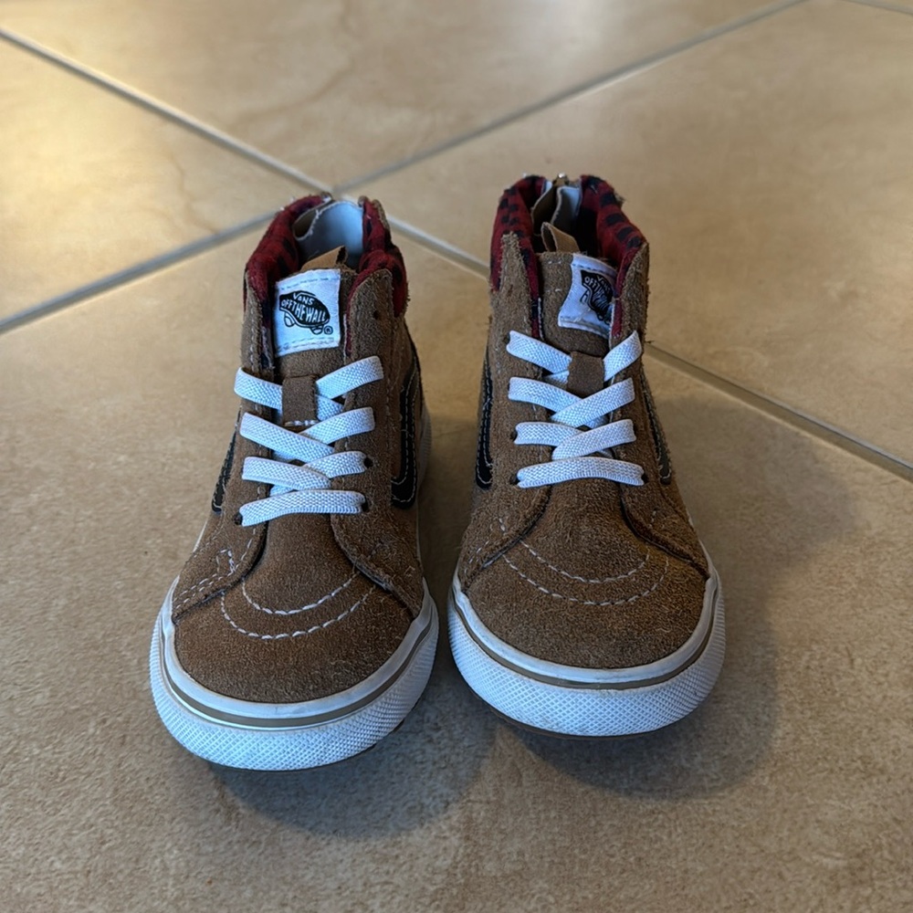 LIKE NEW Vans Hightop Sneakers- Size 8